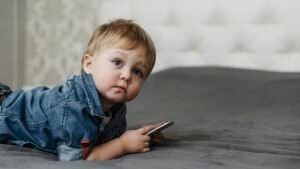 Criança com celular